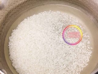 4、菠菜蛋黄粥,大米加入10倍清水煮粥