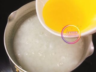 5、菠菜蛋黄粥,米粒煮软加入蛋黄