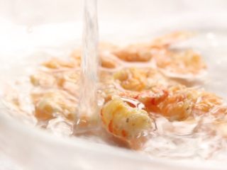 2、脆皮日本豆腐,虾米温水泡软。