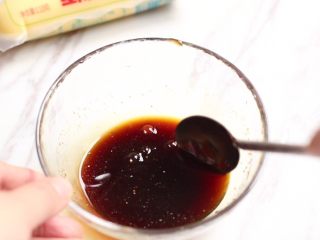 4、脆皮日本豆腐,生抽、料酒、蚝油、糖、白胡椒、清水调成汁。