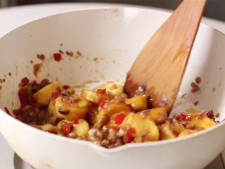 13、脆皮日本豆腐,放入炸好的日本豆腐。晃动锅子，用铲轻推匀。然后淋上些许水淀粉，出锅前撒上葱花即可。