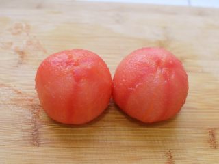 5、番茄炒蛋,很容易就去皮了。