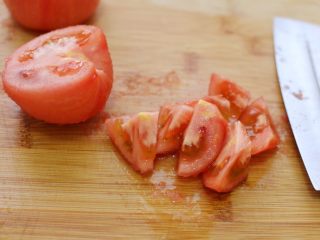 6、番茄炒蛋,番茄切滚刀块。