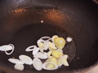 11、番茄炒蛋,锅中放底油烧热，放入葱姜蒜爆香。