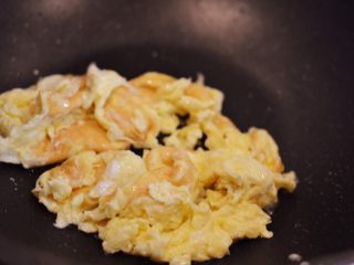 10、番茄炒蛋,用铲子划散。借住锅里的余温就熟了。