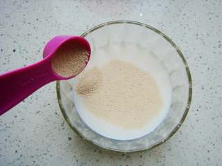 3、葡萄干司康,取一半的牛奶(份量内)加至温热,倒入酵母粉。