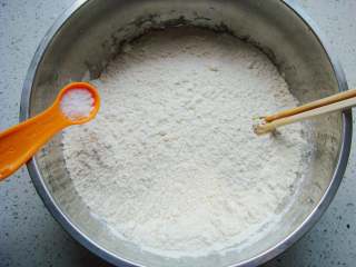 5、葡萄干司康,面粉里加入盐,搅拌几下。