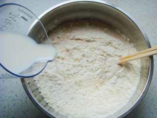 7、葡萄干司康,再倒入余下的另一半牛奶。(不同牌子面粉吸水性略有不同,视面团状态适当添加)