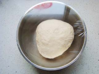 13、葡萄干司康,周边捏紧,盖上保鲜膜入冰箱冷藏发酵一晚。(低温发酵)