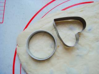 17、葡萄干司康,用喜欢的饼干模具刻出面胚。