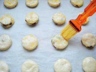 18、葡萄干司康,依次放入烤盘中,表面刷上全蛋液(份量外)。