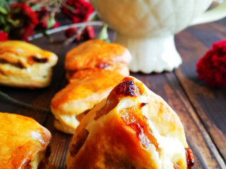 23、葡萄干司康,外皮有韧性,组织绵软。