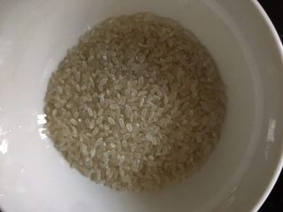 1、生滚牛肉粥,准备适量的大米清洗干净