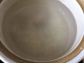 2、生滚牛肉粥,砂锅中放入水加入大火大火烧开