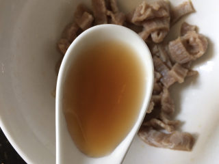 4、生滚牛肉粥,牛肉捞出加入一勺料酒