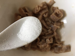 5、生滚牛肉粥,适量的盐