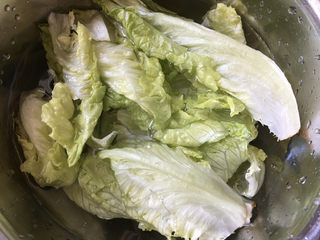 8、生滚牛肉粥,生菜清洗干净