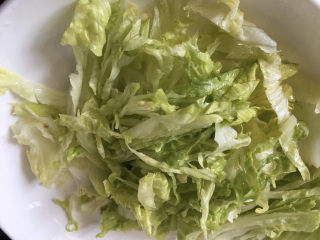 9、生滚牛肉粥,生菜切细丝