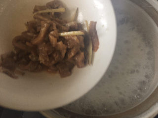 13、生滚牛肉粥,加入牛肉大火滚5分钟