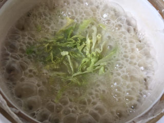 15、生滚牛肉粥,加入生菜丝