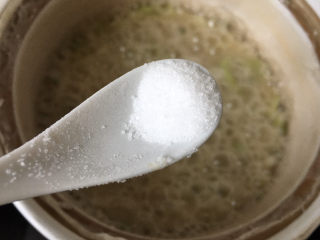 16、生滚牛肉粥,加入盐煮一分钟关火