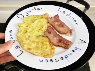 8、法风烧饼,把煎熟的鸡蛋和培根盛出。