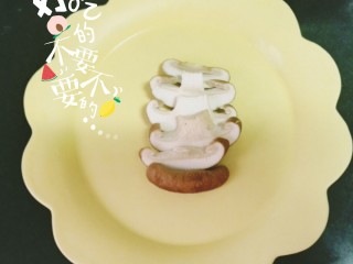 3、番茄肉末粥,再切成2mm左右的香菇片