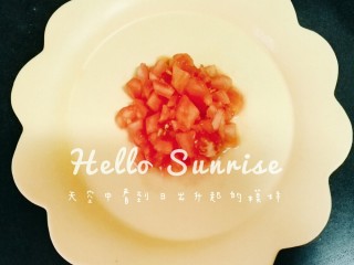 5、番茄肉末粥,把半个番茄也切成和香菇一样大小的番茄粒