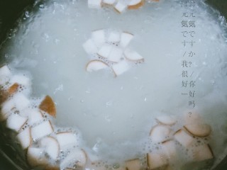 6、番茄肉末粥,用小锅，抓两把米，手大的抓一把就好，淘好后，用大火煮开，再用中火继续煮。煮到米粒七成熟，再放入香菇粒，煮3分钟