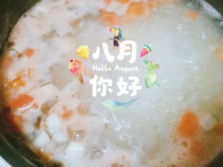 7、番茄肉末粥,再继续放入番茄粒，煮2分钟后，用汤勺舀去粥面上的浮沫，这样会让粥在视觉上更好看，有利于增进食欲