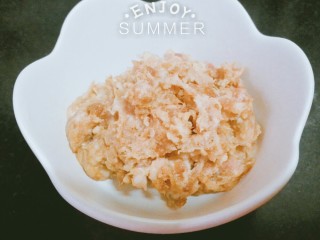 9、番茄肉末粥,肉末还是要提前放入适量姜末，干淀粉，胡椒粉，料酒，醋，盐，清水，用筷子搅拌均匀，腌制5分钟左右