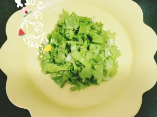 10、番茄肉末粥,放入肉末，将肉末在粥中，用筷子滑散，粥继续用中火煮两三分钟后，放入小白菜碎叶(小白菜叶事先用盐水浸泡10分钟左右，再切成如图所示的碎叶)，再放入适量盐和胡椒粉，用筷子搅拌一下