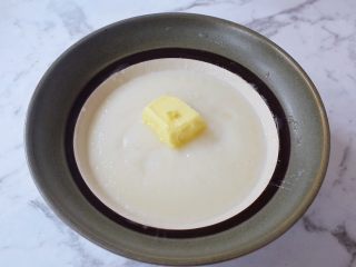 7、麻薯豆沙饼,蒸熟后趁热加入黄油