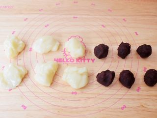 9、麻薯豆沙饼,取出糯米馅分成6等份，豆沙馅20克为一份揉圆