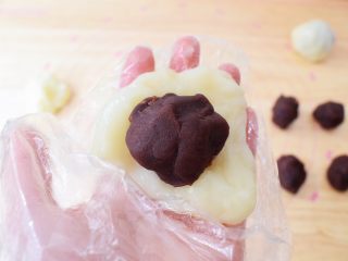 10、麻薯豆沙饼,取一份糯米粉按扁，放入豆沙馅