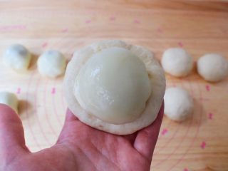 14、麻薯豆沙饼,取一份面团按扁，放入馅料