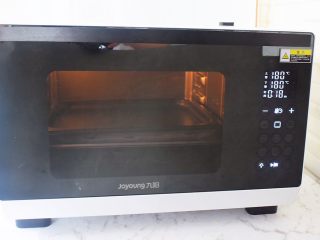 18、麻薯豆沙饼,放入烤箱上下火180度，中层烤18分钟左右