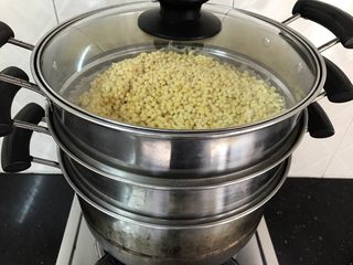 3、绿豆糕～蔓越莓版,方法一：泡好的绿豆可以隔水蒸熟透，约蒸半小时至软烂