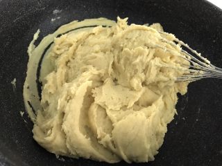 14、绿豆糕～蔓越莓版,炒至最后豆沙像面团一样转一圈能把边上的带起沾干净，有点反沙现象并挂在搅拌器上不掉落就ok了（不怕告诉你们，我炒了将近一小时）