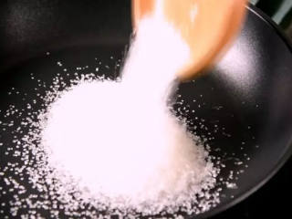 3、自己在家做冰糖葫芦、一口气连吃三串、做法简单又快捷,平底锅倒入白砂糖，再倒入少许清水