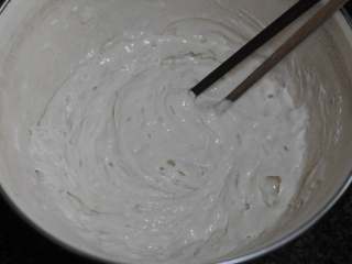 3、圣诞史多伦,发酵好的面糊表面有泡泡，比之前涨大一倍，用筷子搅动就会下塌的状态。