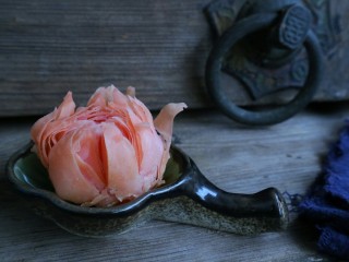 1、荷花酥,这款荷花酥是经典传统中式做法——油炸，毕竟我们老祖宗以前是没有烤箱制作美食的～