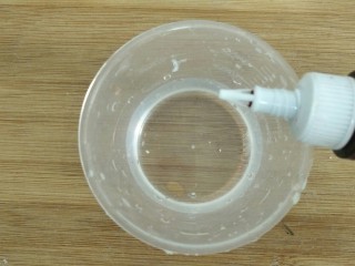 4、荷花酥,清水里滴2-3滴红色色素，混合均匀