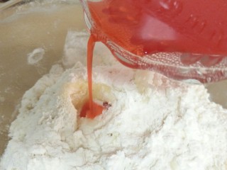 6、荷花酥,先放中筋面粉和猪油，倒入糖色素水