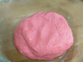 7、荷花酥,用手揉成一个大圆后表面覆盖保鲜膜，静置30分钟（这是酥皮的做法）