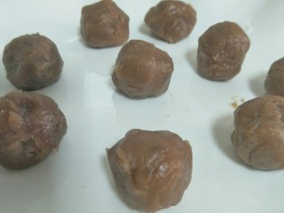 8、荷花酥,静置期间，可以红豆沙分成9个每份15克的豆沙馅，用手揉成小圆形，放入冰箱冷藏备用