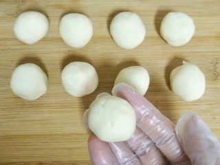 9、荷花酥,把油酥平均分成9个，揉成小圆形