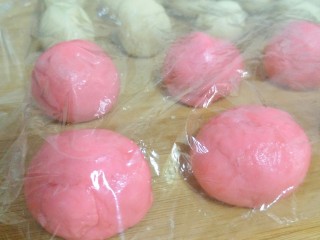 11、荷花酥,表面盖上保鲜膜松弛15分钟