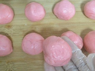 10、荷花酥,把酥皮平均分成9个，揉成小圆形