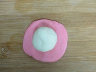 13、荷花酥,放上白色的油酥